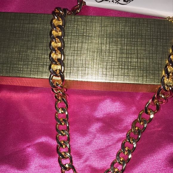 Gold Chunky Chain Link Iconic Necklace - Picture 4 of 5